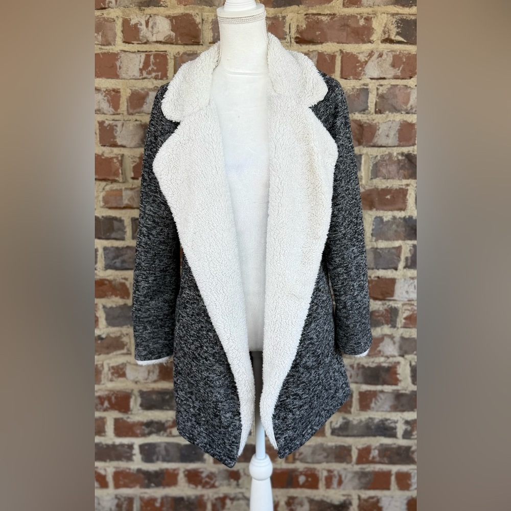 🦋 Women's Gray and White Open Front Jacket